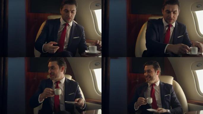 微笑的人在公司旅行特写中驾驶喷气式飞机。快乐行政喝咖啡