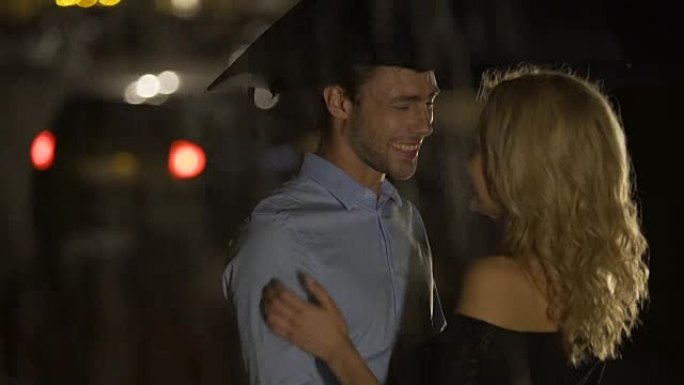快乐微笑的男人和女人在雨中拥抱并等待出租车，约会