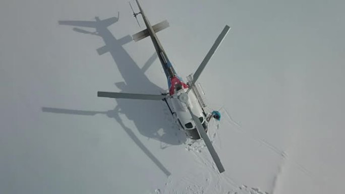 多雪地形上的直升机