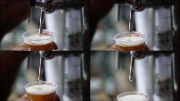 从酒吧的起重机倒入玻璃中的淡淡的生啤酒。，慢动作