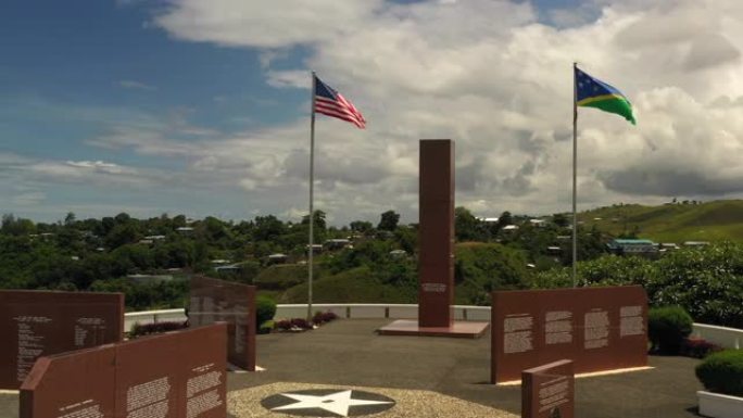 在微风中飘扬着旗帜的战争纪念馆的全景。