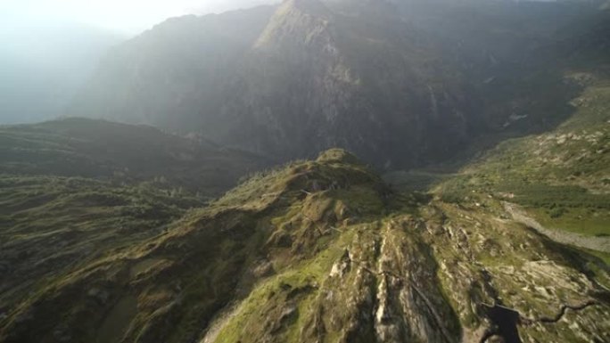 空中无人机拍摄崎mountain的山脉景观