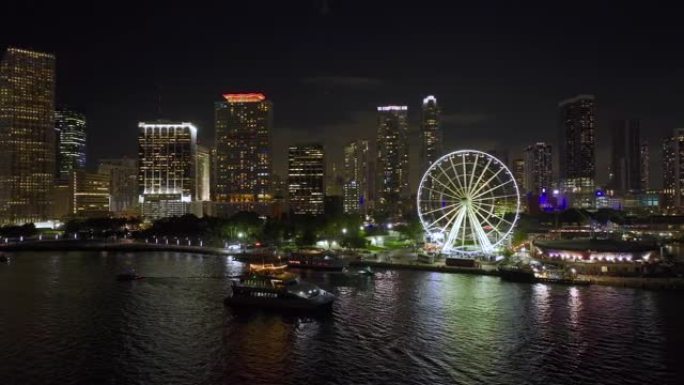 海滨市场迈阿密观景台的鸟瞰图，夜间在比斯坎湾水域和布里克尔市金融中心的高光摩天大楼中倒影