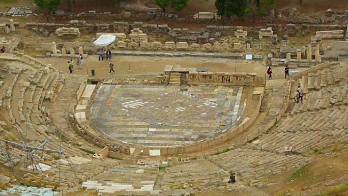 从顶部观看狄俄尼索斯剧院舞台、圆形剧场座位、游客