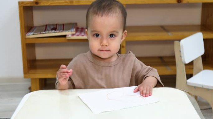 幼儿用油笔在纸上书写