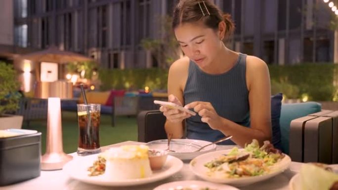 女性晚餐享受泰国菜 ..