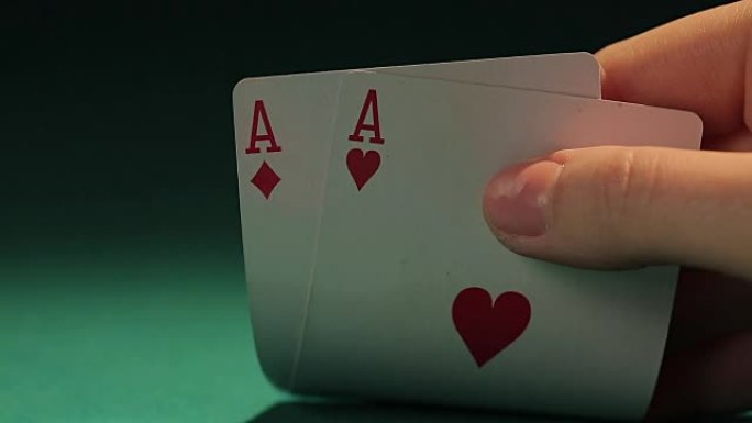 谨慎的扑克玩家看着牌，对下注有怀疑，