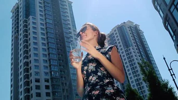女人喝冰水。