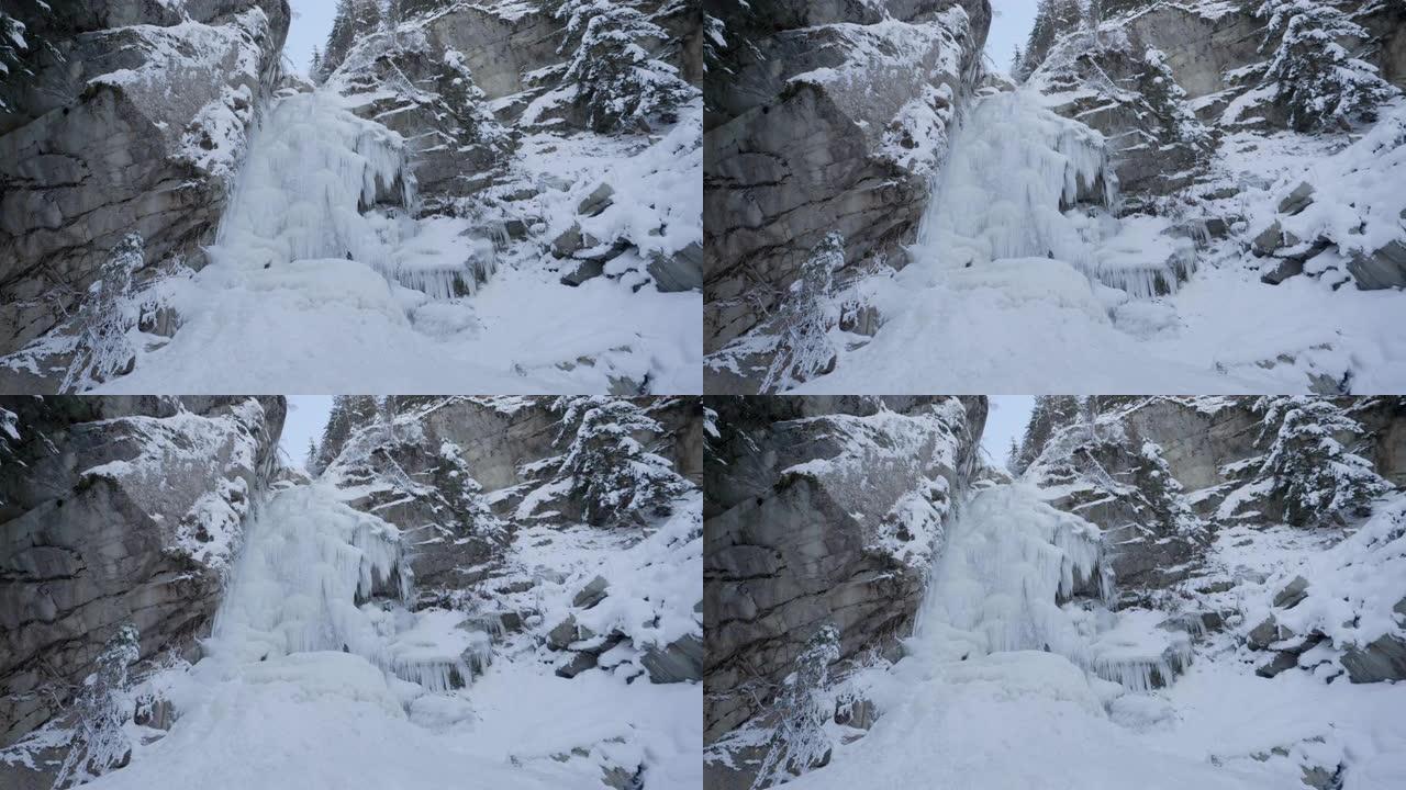 山中冰冻瀑布的静态视图