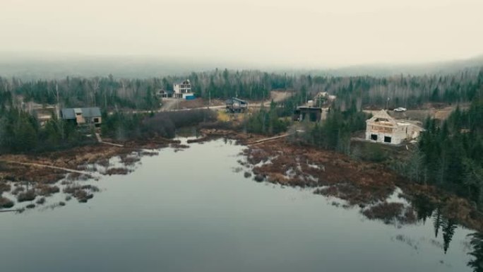 加拿大魁北克省圣科尔湖畔的机舱空中无人机视图。