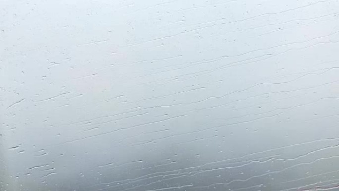 水滴在飞行飞机的窗户上流动