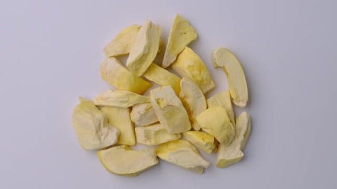 冻干榴莲，是一种经过加工的水果，保留了食物的营养价值。白色背景上孤立的一堆冻干榴莲。剪辑路径。
