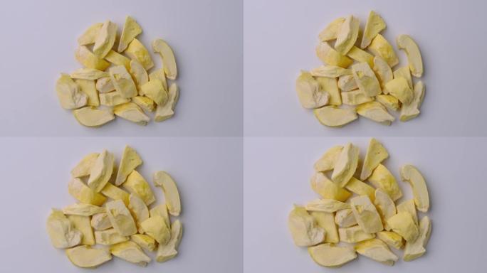 冻干榴莲，是一种经过加工的水果，保留了食物的营养价值。白色背景上孤立的一堆冻干榴莲。剪辑路径。