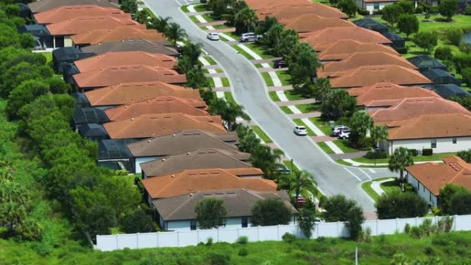 从佛罗里达州南部封闭的生活俱乐部中密集建造的住宅的上方观看。美国梦homes作为美国郊区房地产开发的