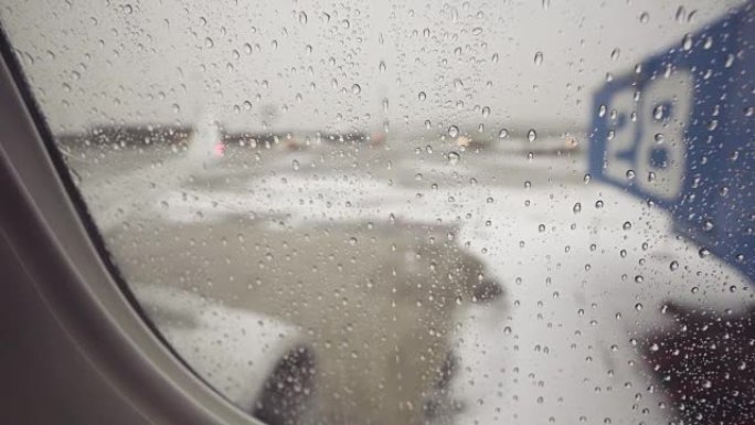 由于下雪的恶劣天气导致机场延误