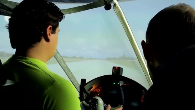 在航空学校进行飞行模拟器的教师和初学者培训