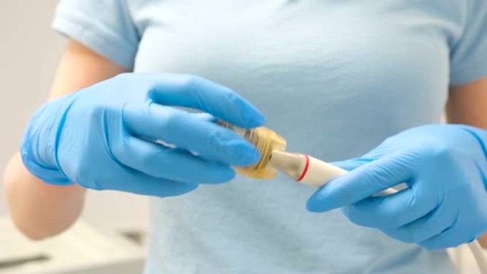 牙科冲洗器牙科清洁剂准备护士医生液体被倒入装置的储液器中，然后在压力下通过尖端进入口腔