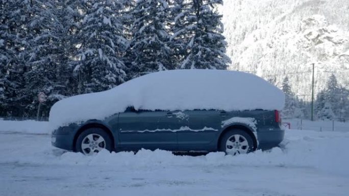 停在山区道路上的积雪覆盖的汽车的静态拍摄