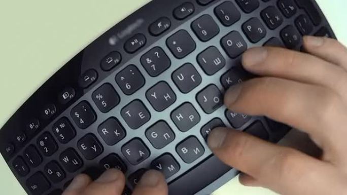 人类手指在键盘上键入文本