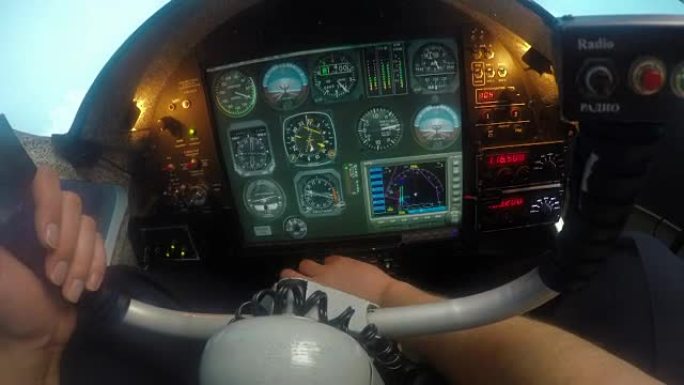 飞行员飞机飞行控制系统有问题，手敲面板