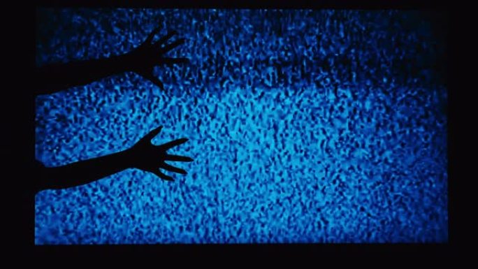 手放在恐怖电影的电视恐怖场景的背景上