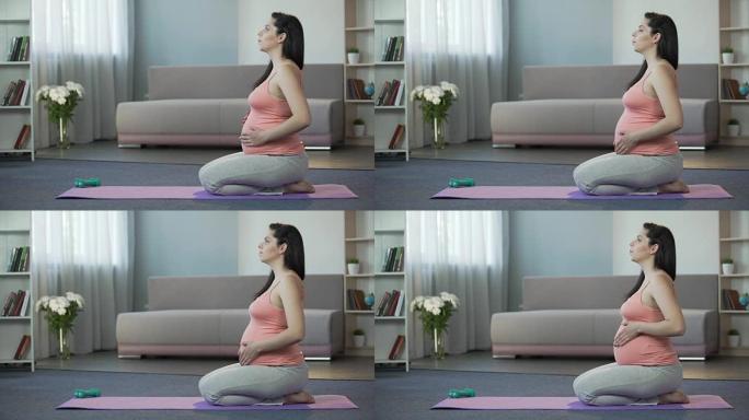 孕妇做呼吸和放松运动，为分娩做准备