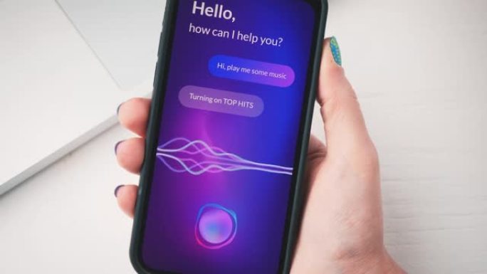 女人在智能手机上使用智能虚拟助手。手机AI语音助手app。