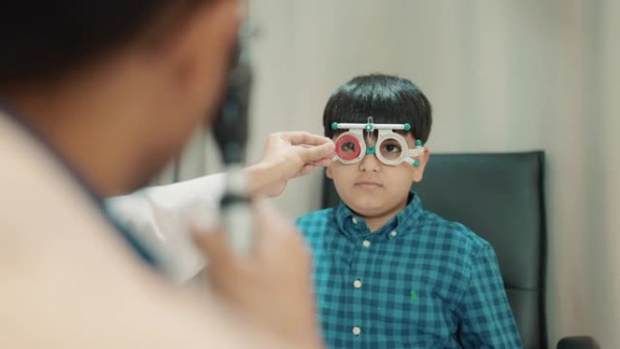 印度男孩在眼镜店测量视力