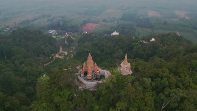 泰国丛林山上佛教寺庙的鸟瞰图