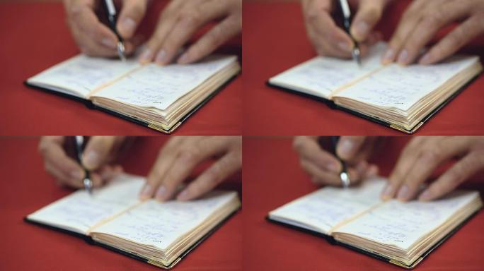 商人在检查他的手写待办事项清单，制作新的笔记和提醒