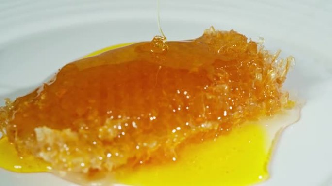 天然有机蜂蜜滴在蜂巢上。甜点。健康产品。旋转360旋转