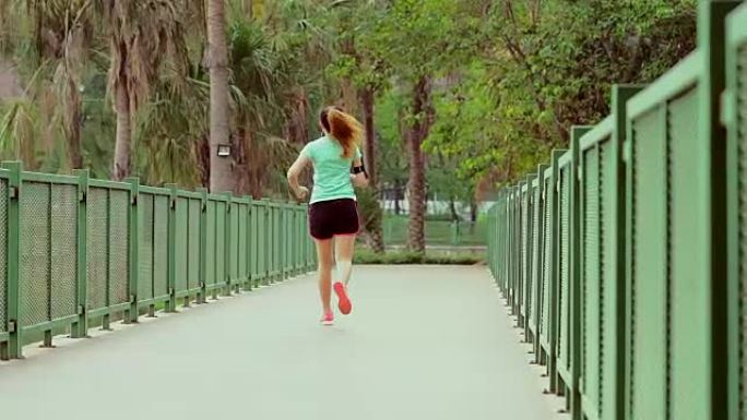 妇女在公园里喝凉水，在公园里跑步