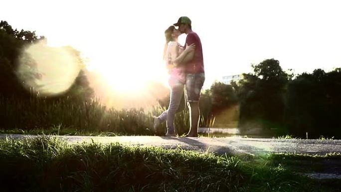 男女年轻夫妇的剪影激情爱情之吻