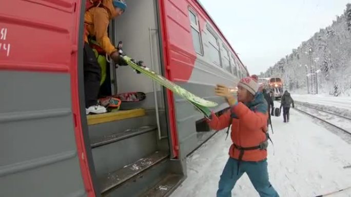 滑雪者在西伯利亚的车站下车