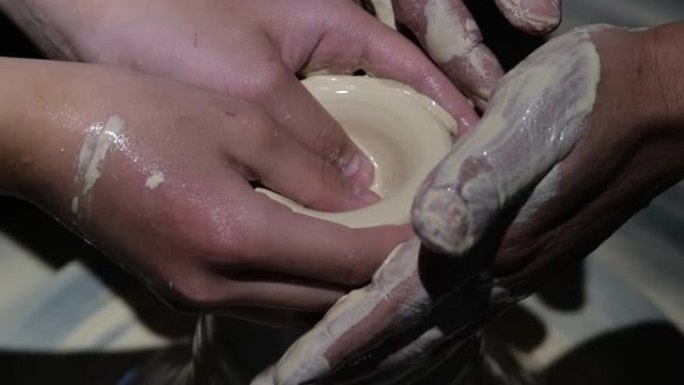 工匠教儿童制作瓷器