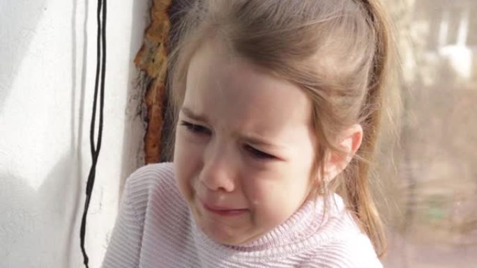 一个哭泣的小女孩的大肖像，眼泪从她的眼睛里流出来。孩子们的眼泪。