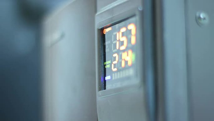 不间断电源设备上的数字定时器倒计时，正常电压。