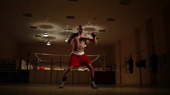 一位职业拳手在擂台背景下花太极拳，镜头的运动整体方案