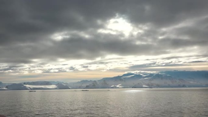 海洋。五颜六色的海洋水域。拥有雪山和岩石的海洋景观。气候变化