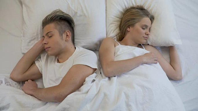 年轻夫妇安睡在舒适的矫形床垫上，放松梦想