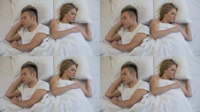 年轻夫妇安睡在舒适的矫形床垫上，放松梦想