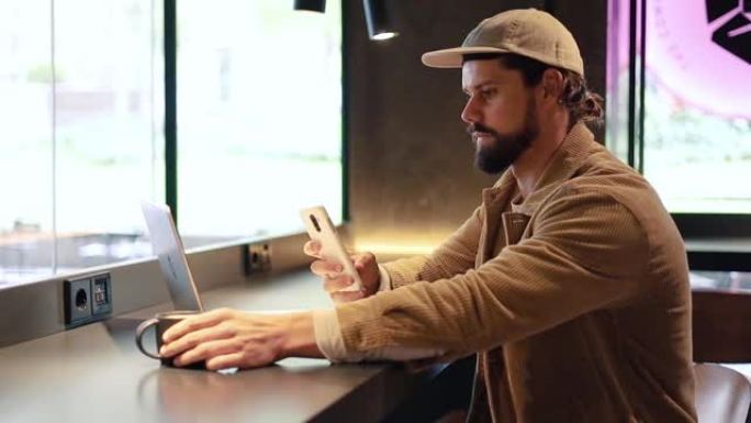 大学生在咖啡馆里给他的咖啡和笔记本电脑拍照，然后在社交媒体上发帖