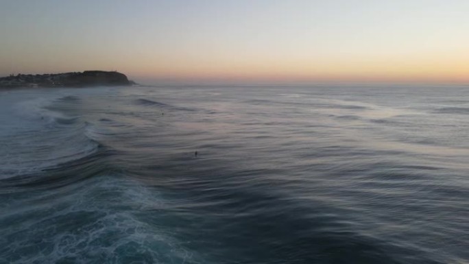在澳大利亚纽卡斯尔拍摄大型冲浪的4k无人机