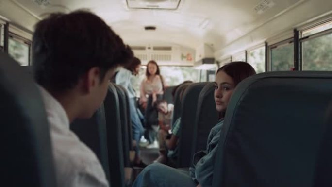 多民族同学聊天坐校车。孩子们等同学登机。