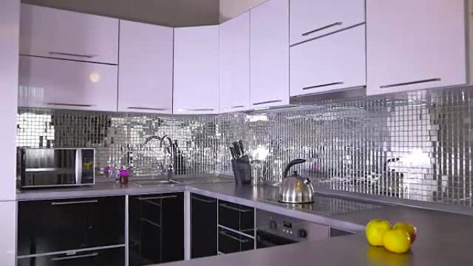 现代厨房明亮的内部