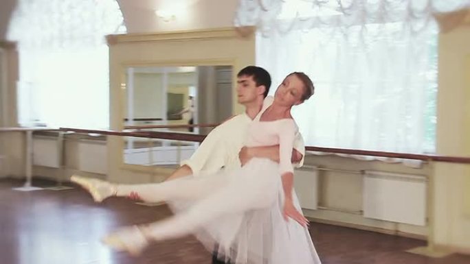 慢动作中的双人舞，情侣跳古典芭蕾舞