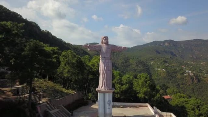 远离基督纪念碑: Mirador de Taxco的无人机视频