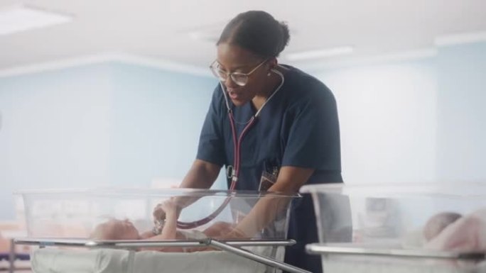 快乐的专业护士为新生儿重症监护室的康复早产儿提供全天候护理。非洲女医生在托儿所诊所使用听诊器检查孩子