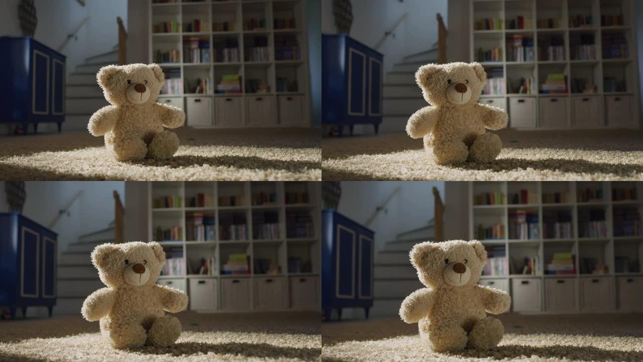 在日落时放大放在房间中间柔软地毯上的泰迪熊的特写镜头。代表童年，怀旧和纯真的可爱玩具，等待游戏时间