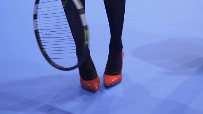 穿着红鞋和网球拍的女人
